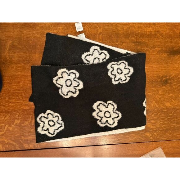 American Eagle Outfitters Accessories - NWT American Eagle Black & White Floral Knit Scarf | Soft Cozy Winter Wrap